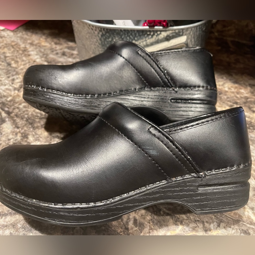 Ladies Black Leather Dansko Size 37 Shoes